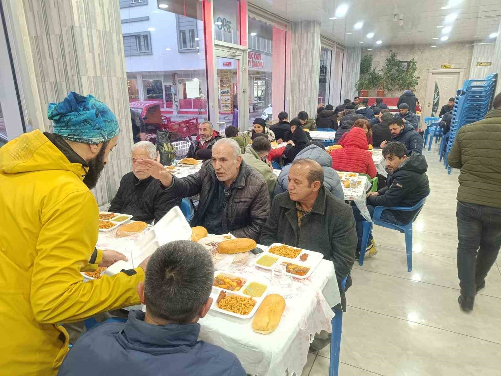 Yemek şirketinden ücretsiz iftar yemeği