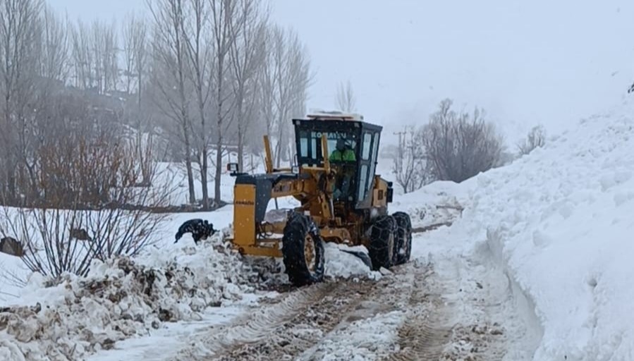 Van’da 129 yerleşim yerinin yolu ulaşıma kapandı