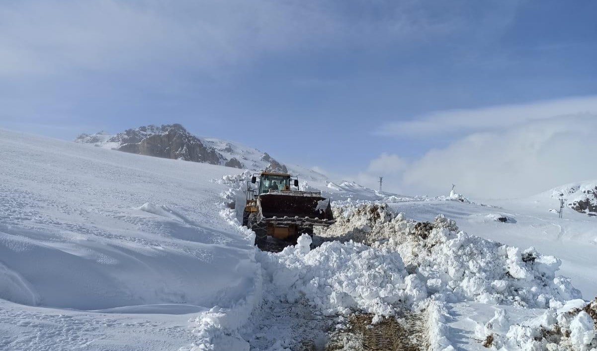 Van’da 129 yerleşim yerinin yolu ulaşıma kapandı