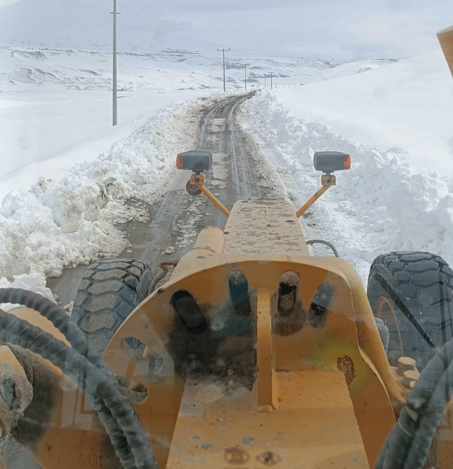 Van’da 129 yerleşim yerinin yolu ulaşıma kapandı