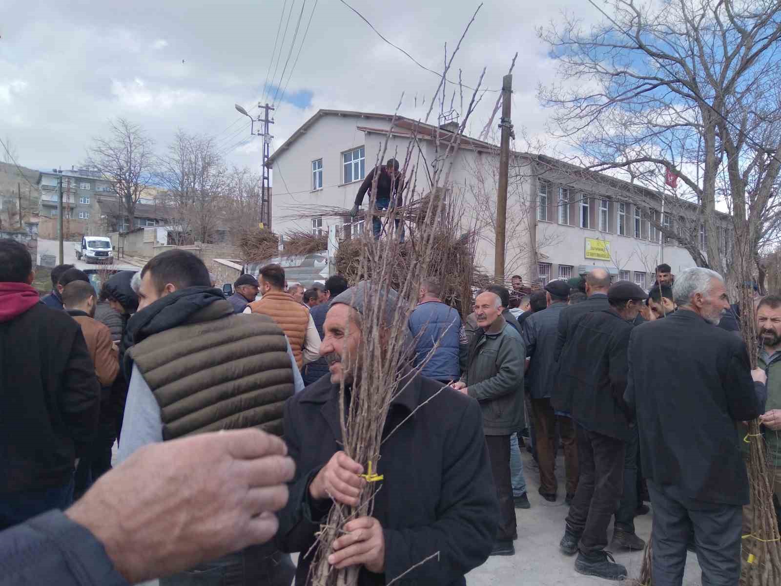 Özalp’ta çiftçilere meyve fidanı dağıtımı