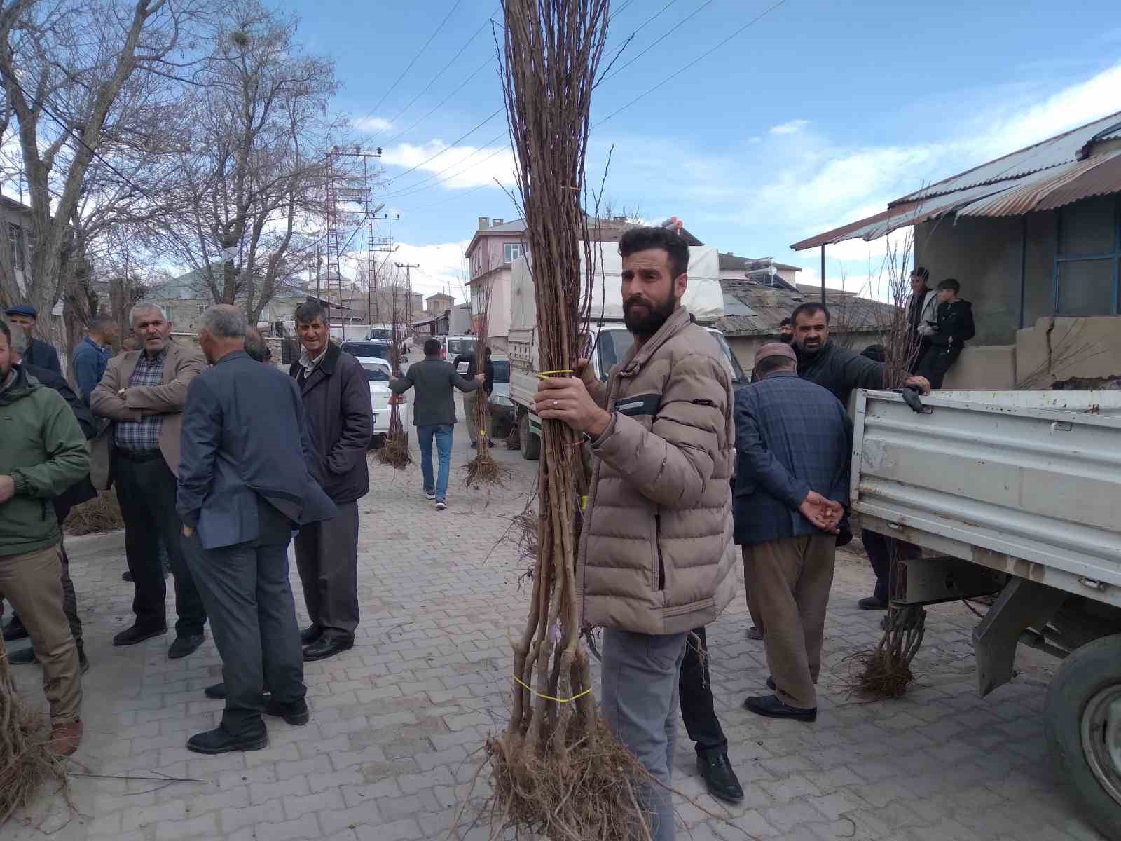 Özalp’ta çiftçilere meyve fidanı dağıtımı