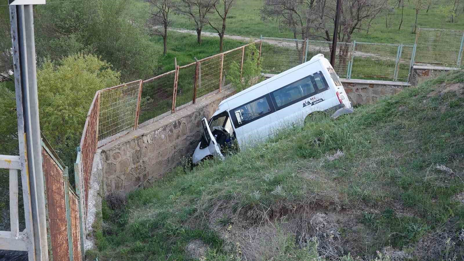 Erciş’te minibüs şarampole uçtu: 1 yaralı