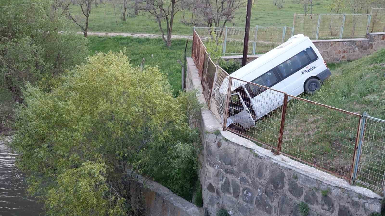 Erciş’te minibüs şarampole uçtu: 1 yaralı