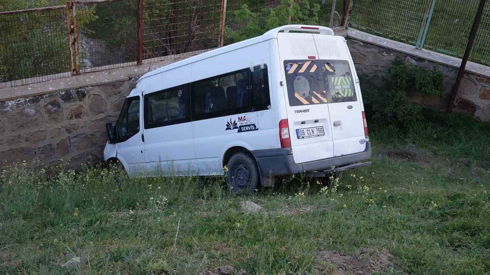 Erciş’te minibüs şarampole uçtu: 1 yaralı