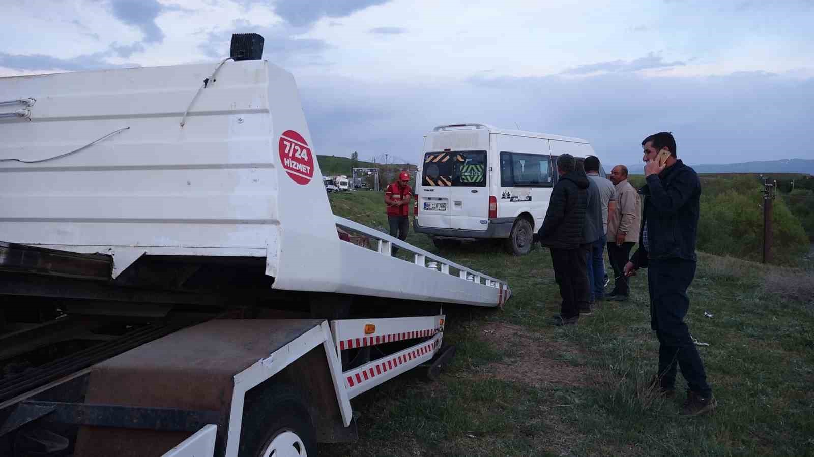 Erciş’te minibüs şarampole uçtu: 1 yaralı