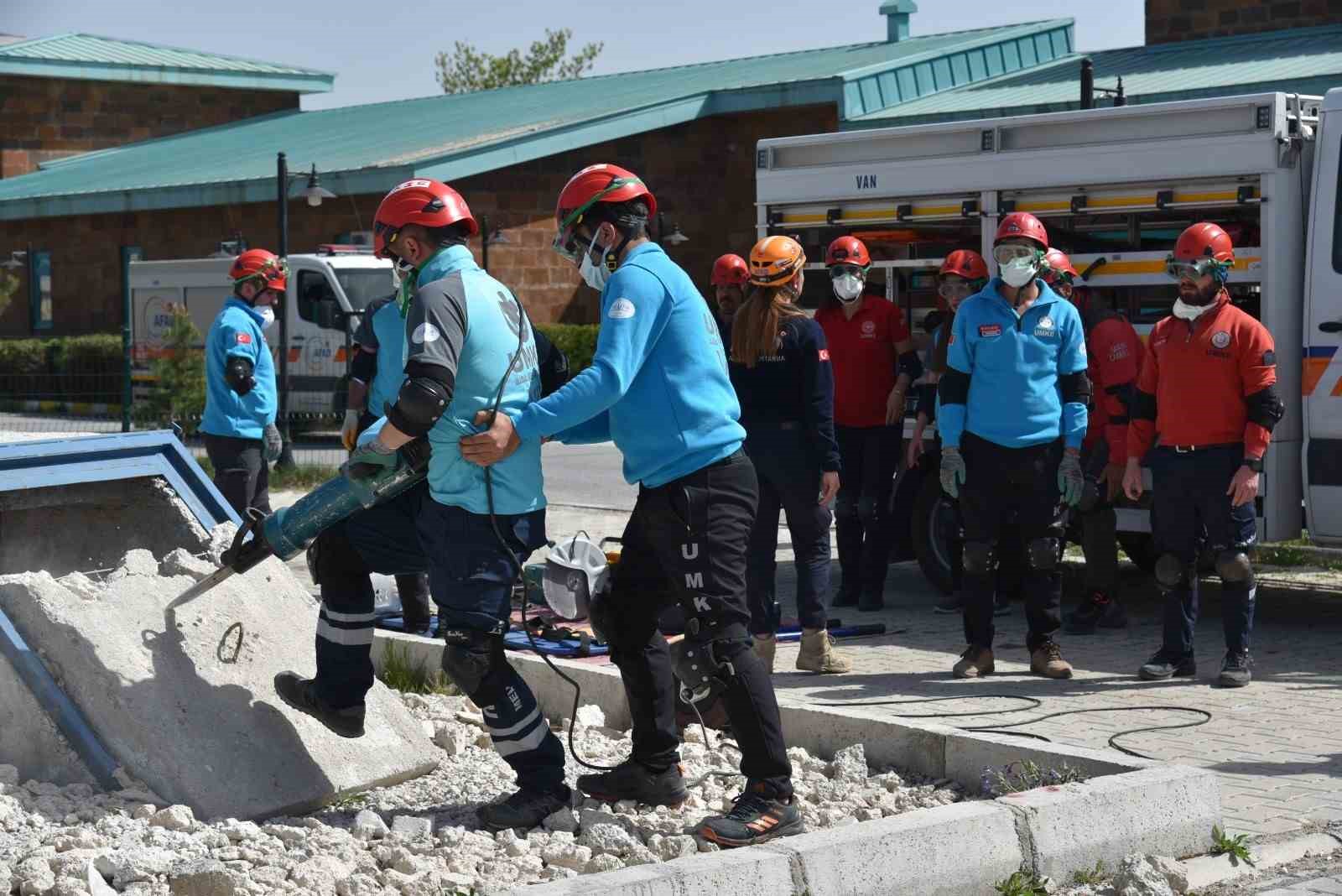 Van’da 48 UMKE personeline ’arama kurtarma’ eğitimi verildi