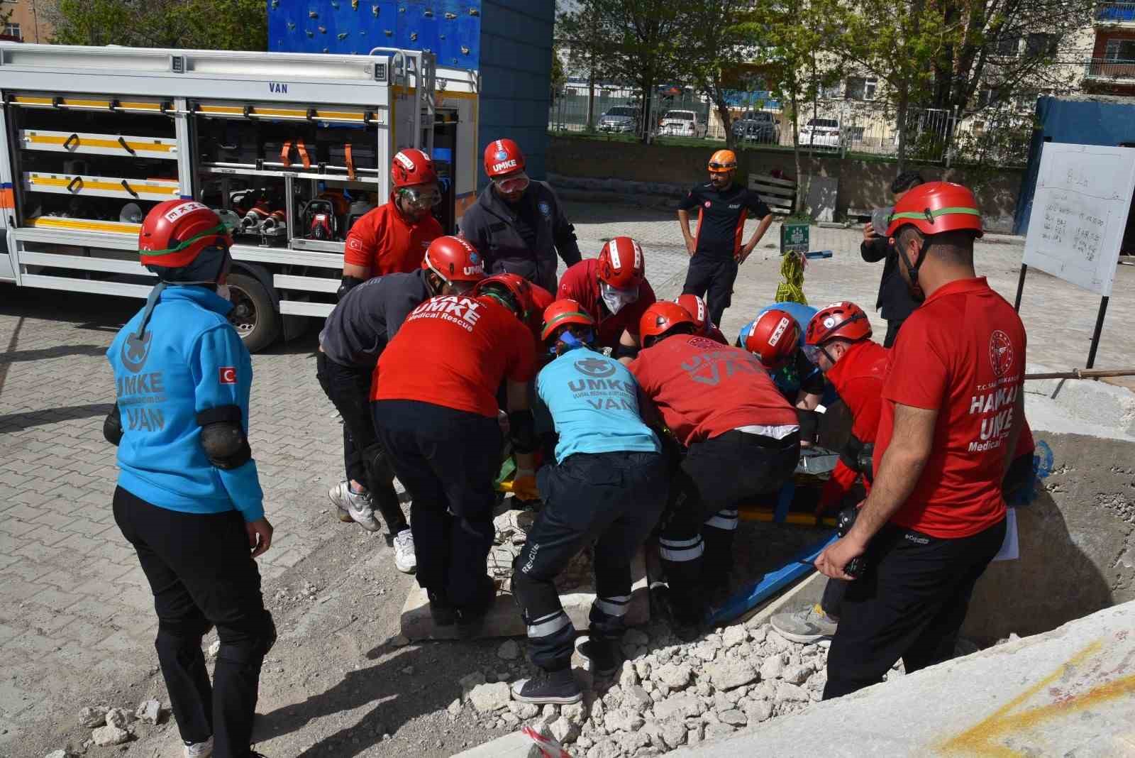 Van’da 48 UMKE personeline ’arama kurtarma’ eğitimi verildi