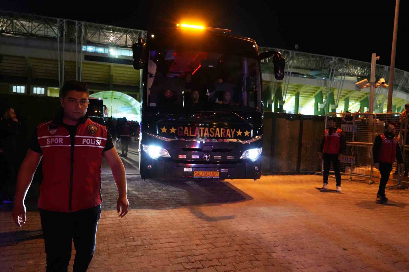 Galatasaray taraftarların sevgi gösterileriyle stattan ayrıldı