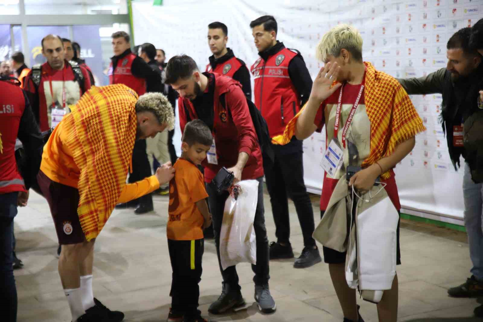 Galatasaray taraftarların sevgi gösterileriyle stattan ayrıldı