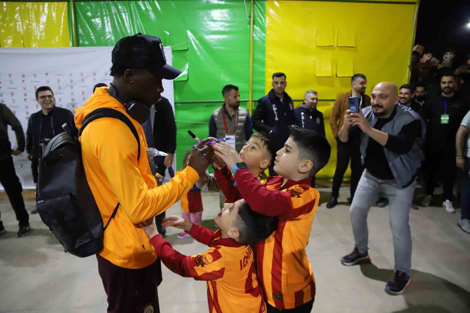 Galatasaray taraftarların sevgi gösterileriyle stattan ayrıldı