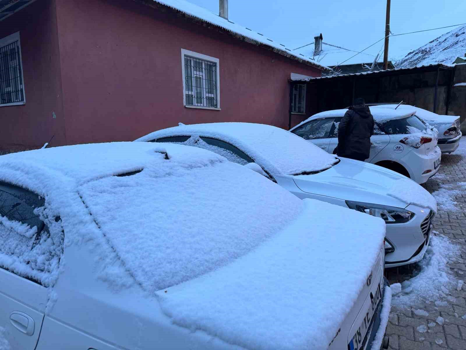 Başkale’de bayram günü kar sürprizi