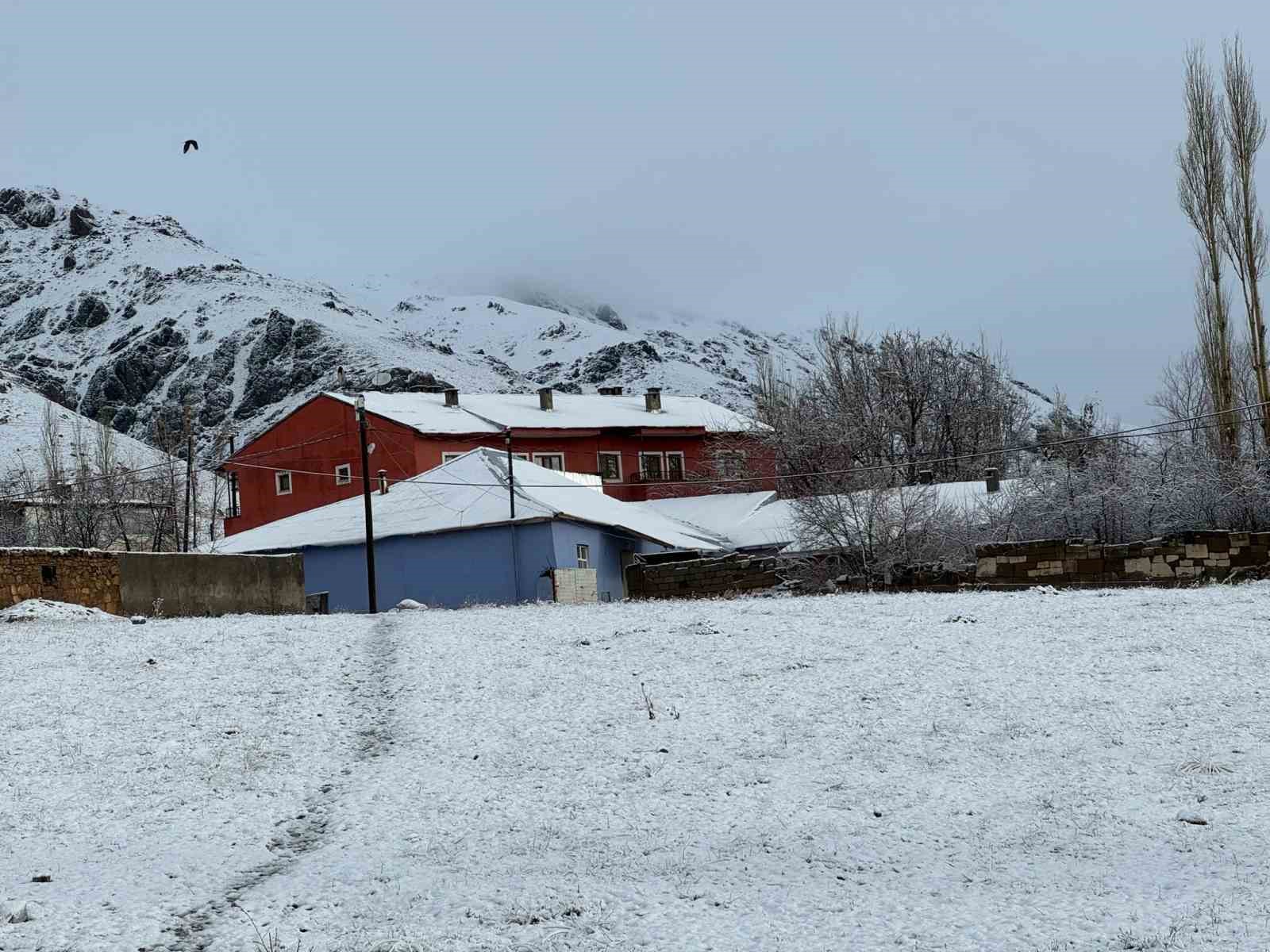 Başkale’de bayram günü kar sürprizi