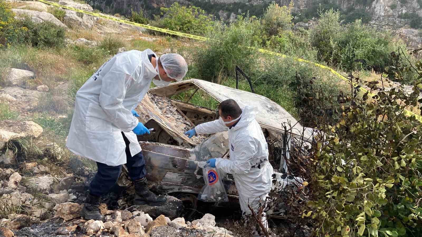 Mersin’de 2’si evde, biri araçta olmak üzere 3 kişi yanarak ölmüş halde bulundu