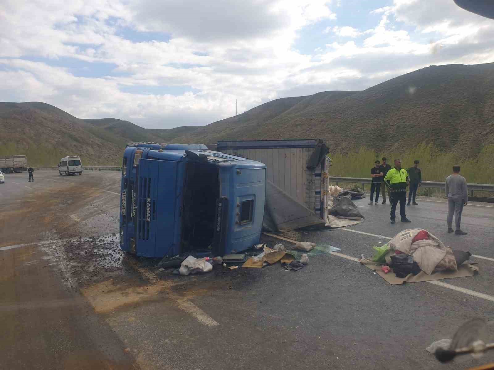 Van’da çay yüklü tır devrildi: 1 yaralı