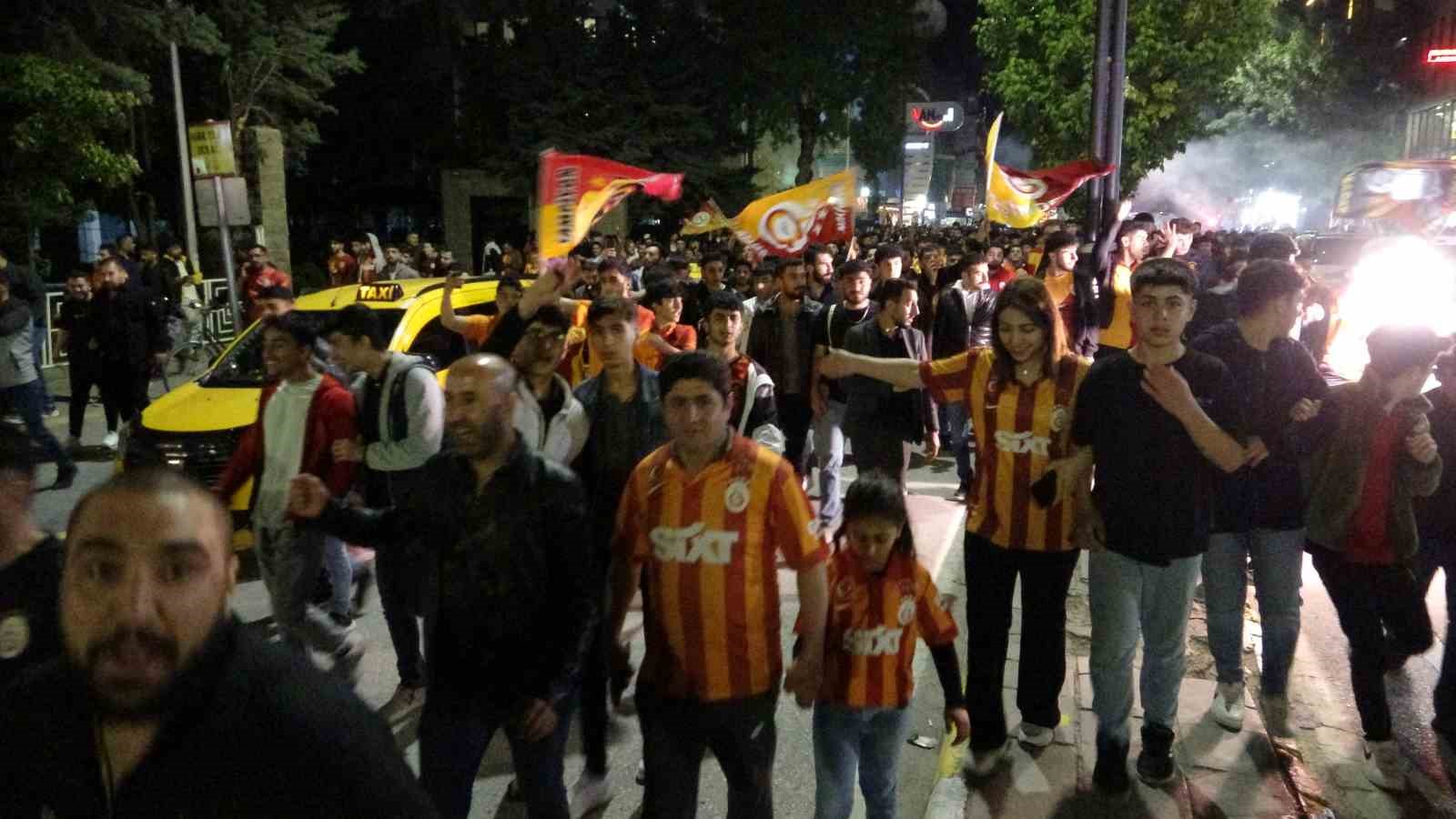 Van’da Galatasaray’ın şampiyonluk sevinci