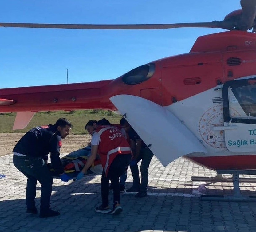 Erciş’te ayağı kırılan vatandaş için ambulans helikopter havalandı