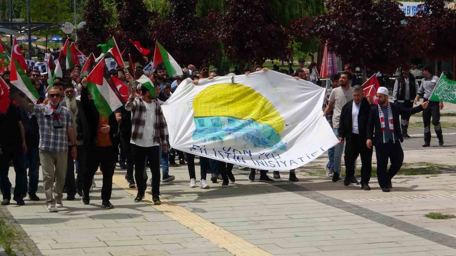 Van YYÜ’de akademisyen ve öğrencilerden Filistin için ‘sessiz’ yürüyüş