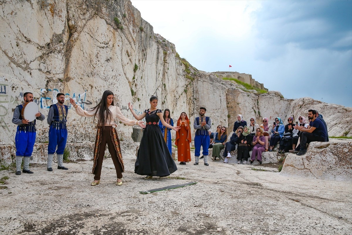 Urartuların kalesinde Urartu konulu oyun sahnelendi