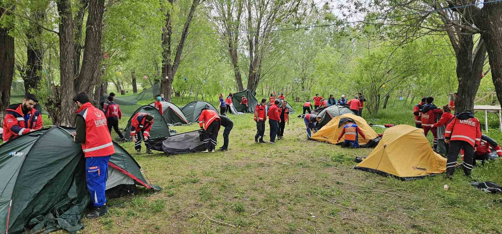 Van’da UMKE gönüllülerine temel eğitim kampı