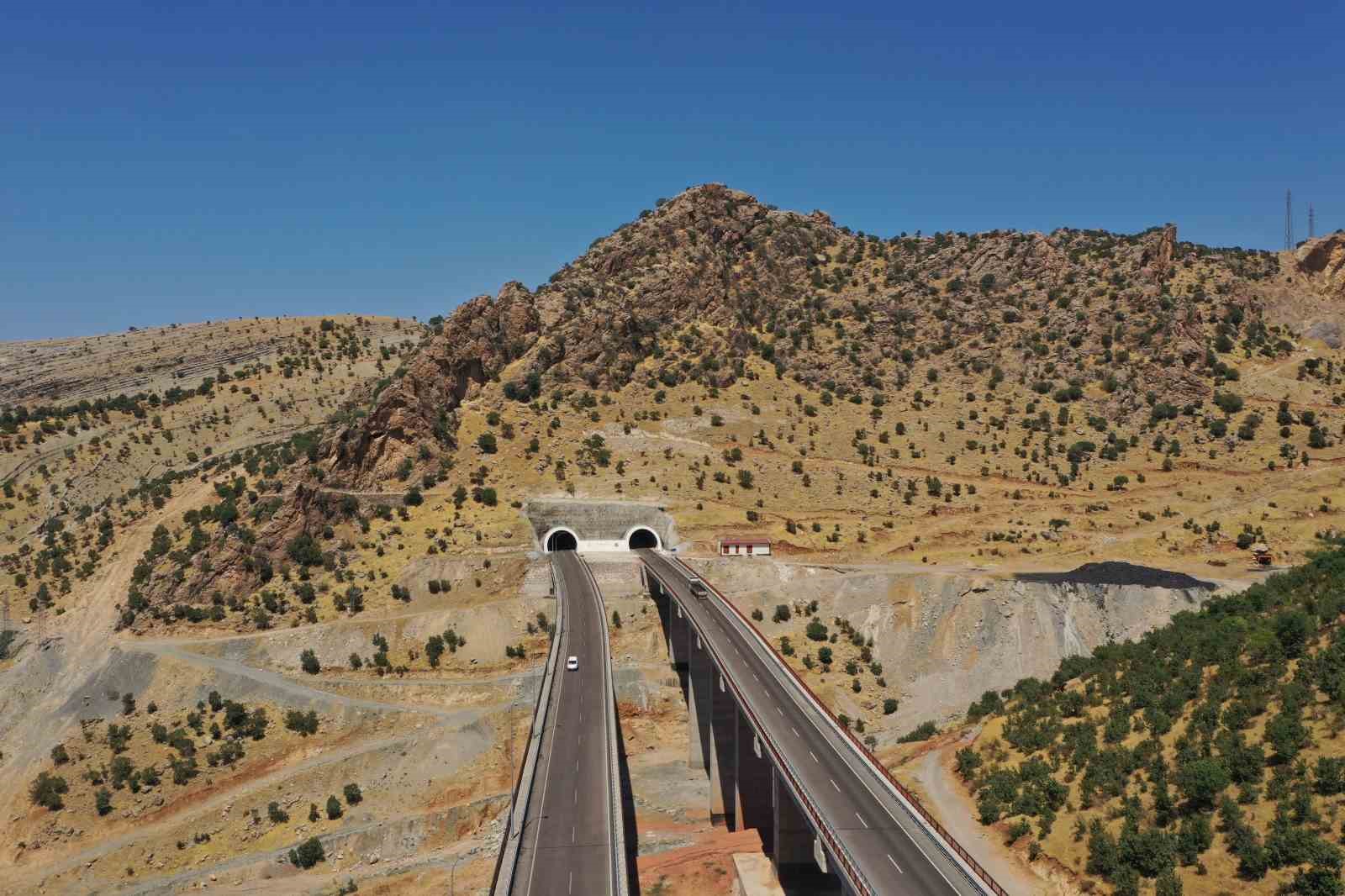 Şırnak-Cizre yolu trafiğe kapatıldı