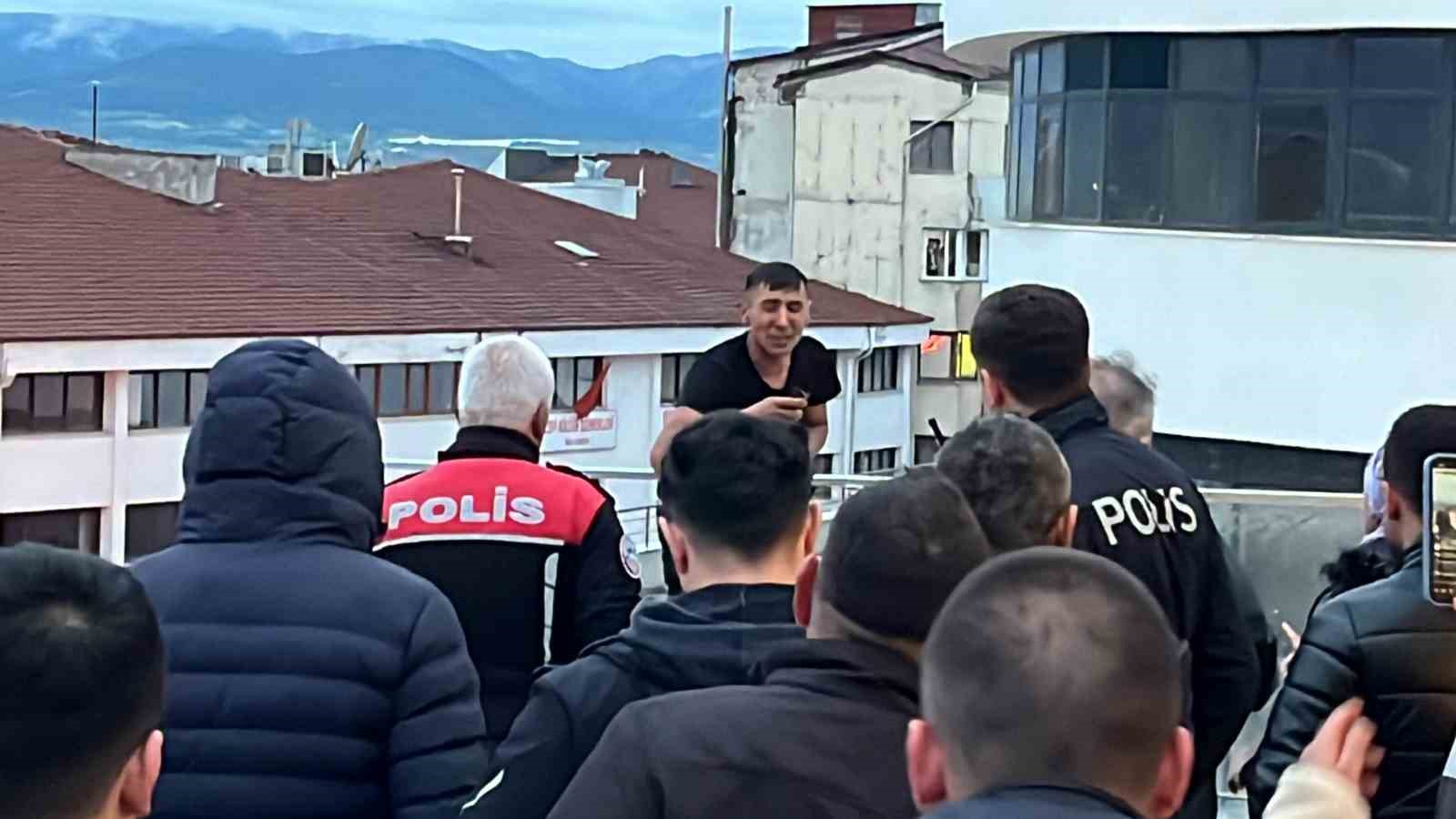 Bir buçuk saat ikna etmeye çalıştılar: Sigara yakarken polis yakaladı