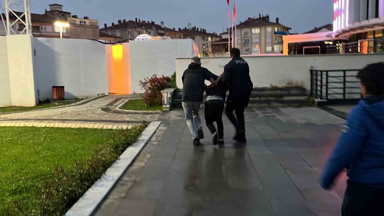 Bir buçuk saat ikna etmeye çalıştılar: Sigara yakarken polis yakaladı