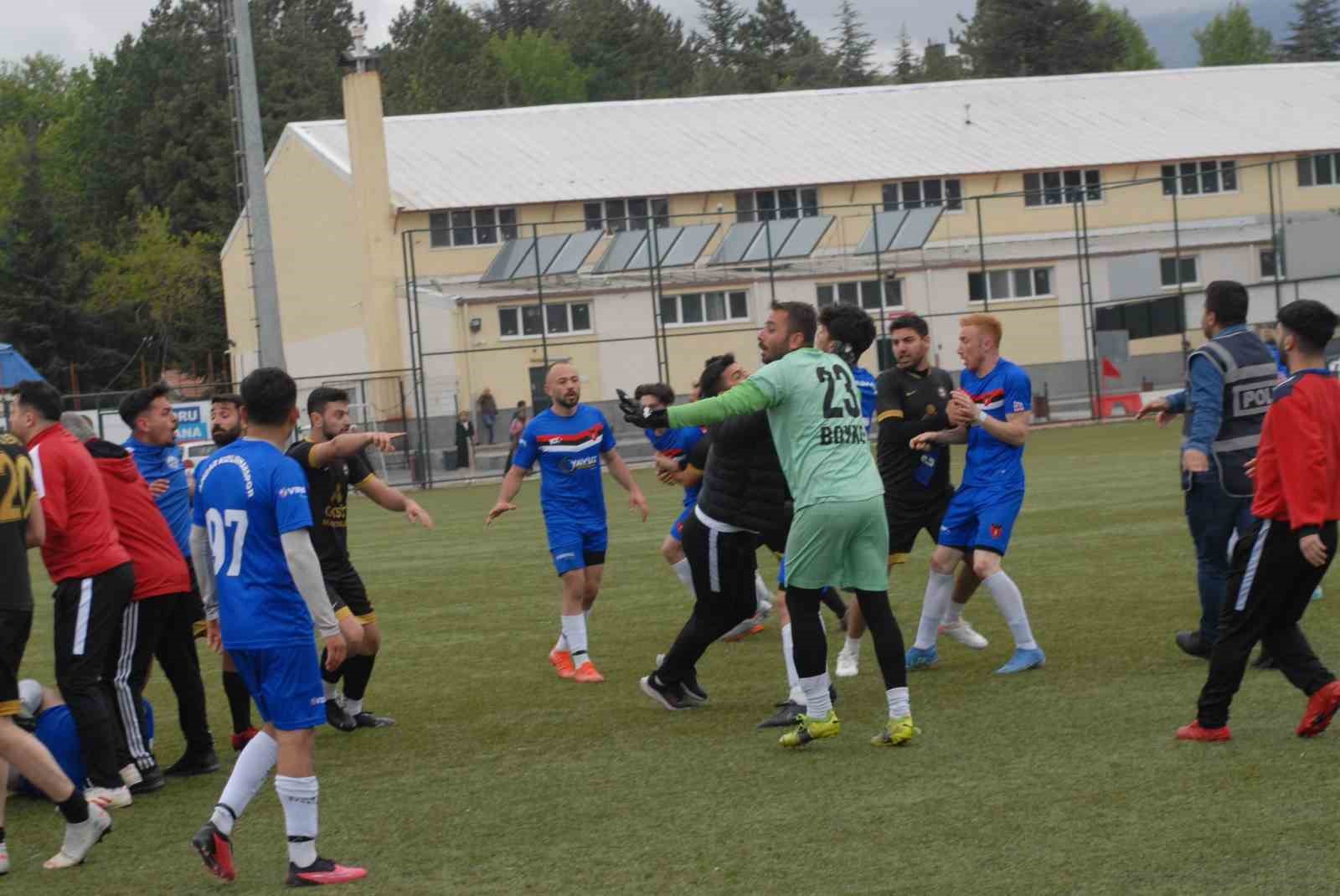 Futbolcular sahada tekme tokat birbirine girdi