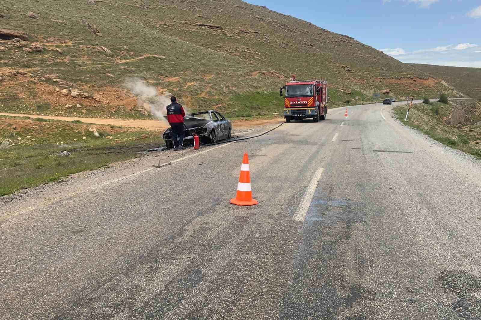 Çatak’ta seyir halindeki otomobil yandı