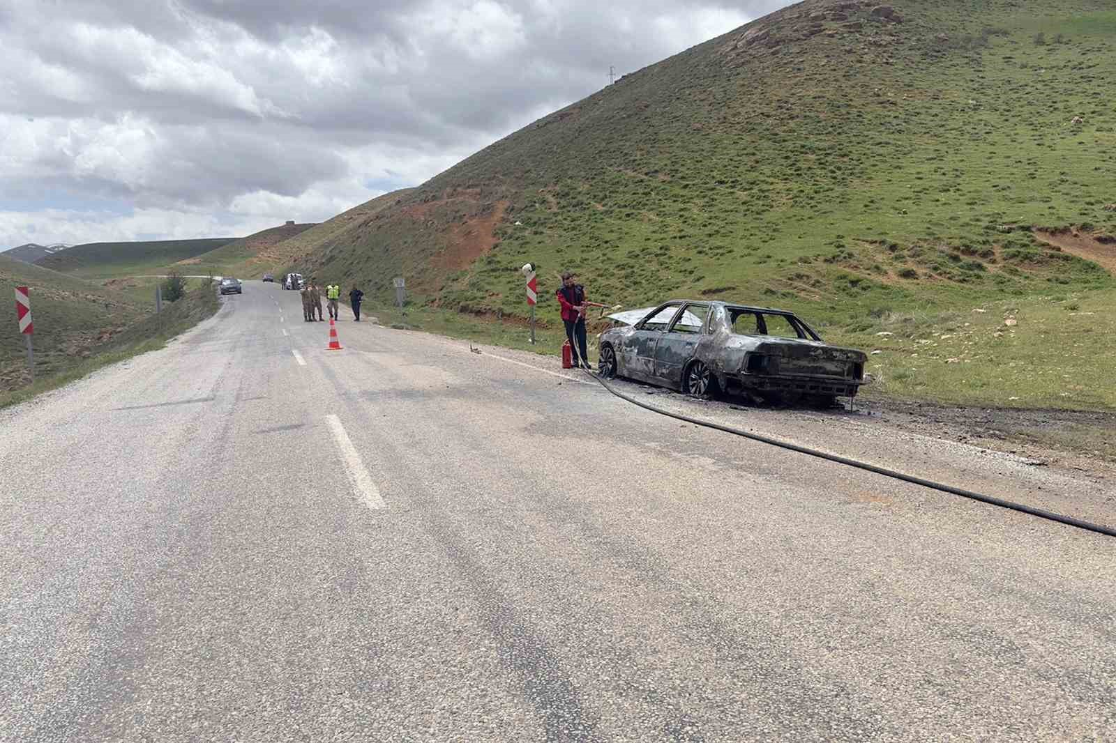 Çatak’ta seyir halindeki otomobil yandı