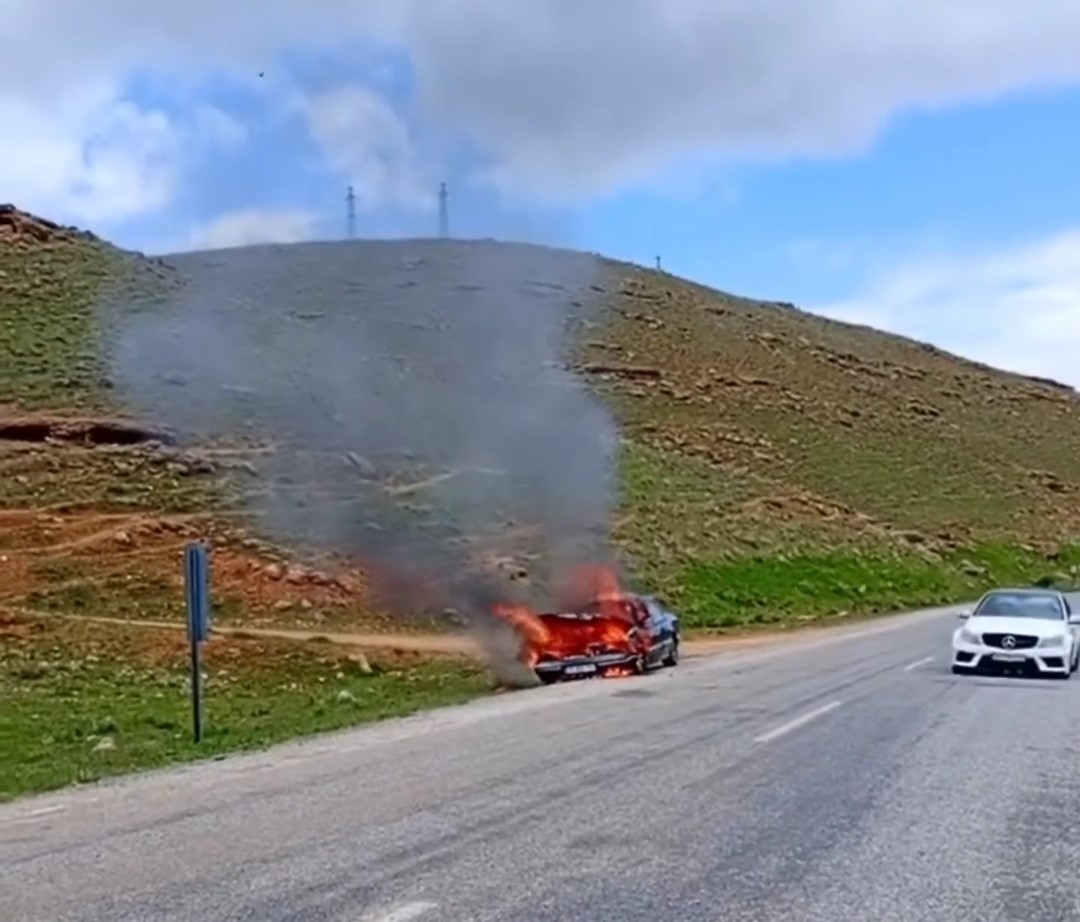 Çatak’ta seyir halindeki otomobil yandı