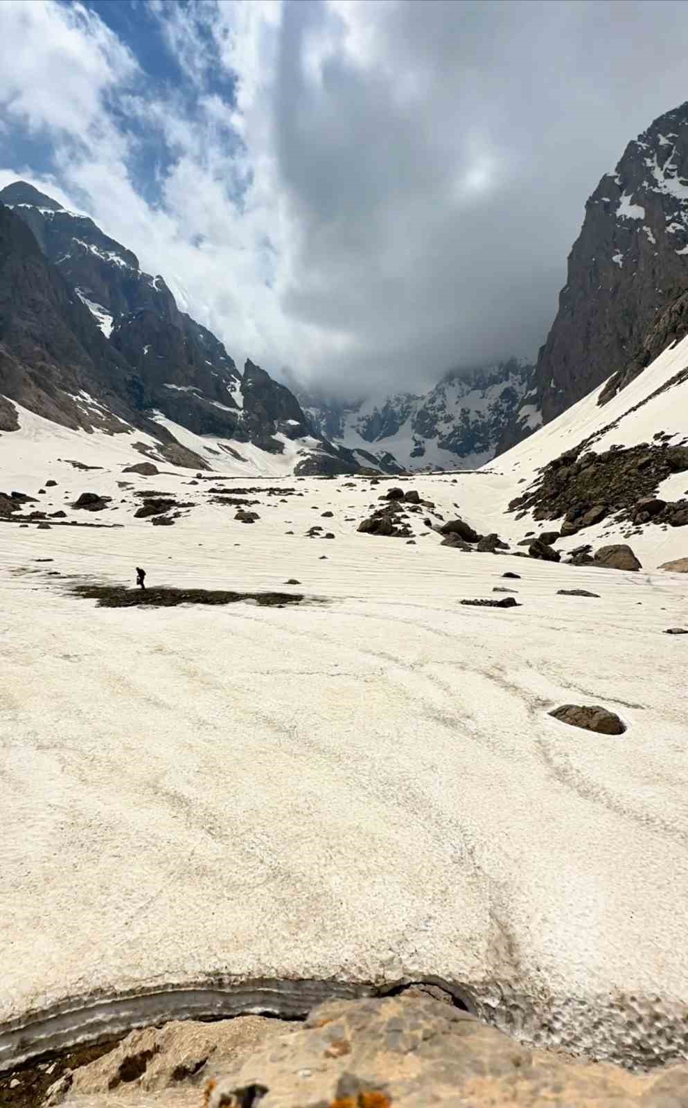 Saatlerce çektiği karlı dağların doğası mest etti: Görüntüler Alpler ve Himalayalar’ı aratmadı