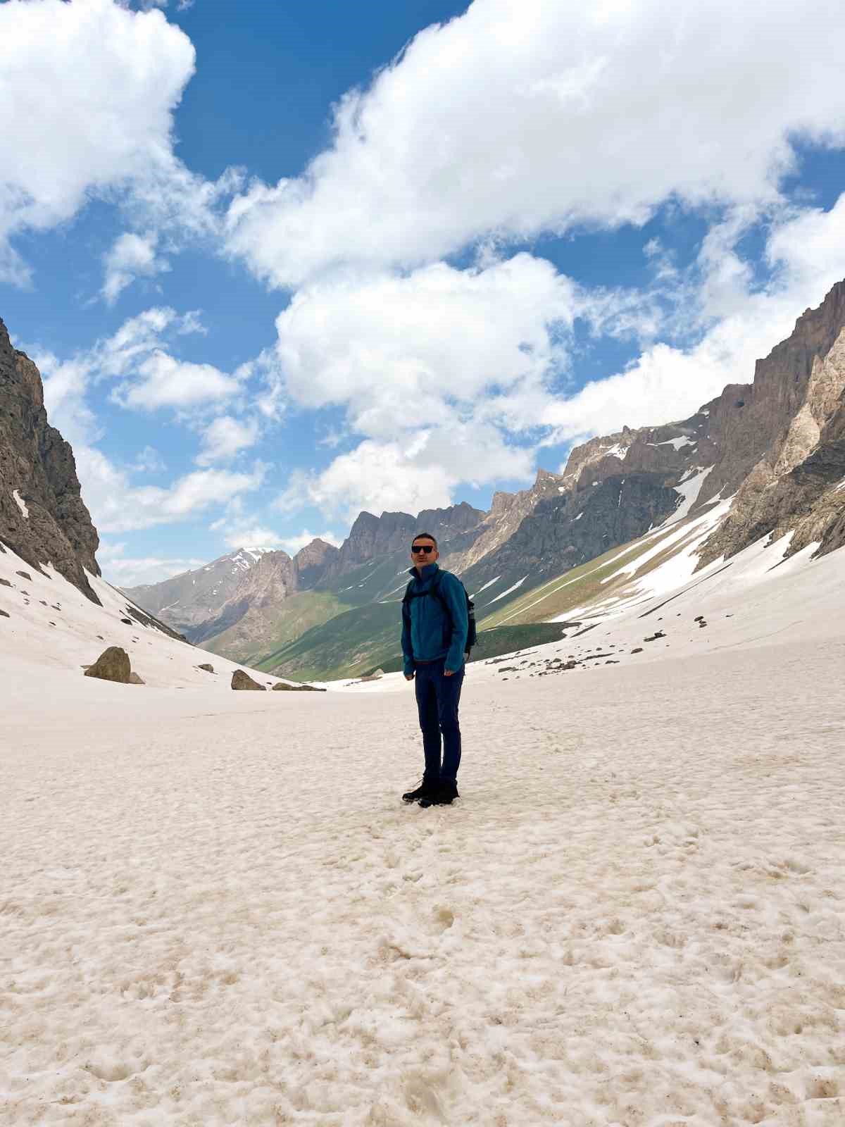 Saatlerce çektiği karlı dağların doğası mest etti: Görüntüler Alpler ve Himalayalar’ı aratmadı