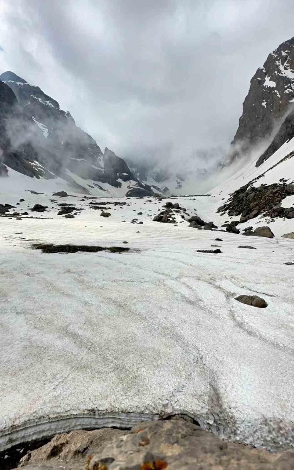 Saatlerce çektiği karlı dağların doğası mest etti: Görüntüler Alpler ve Himalayalar’ı aratmadı