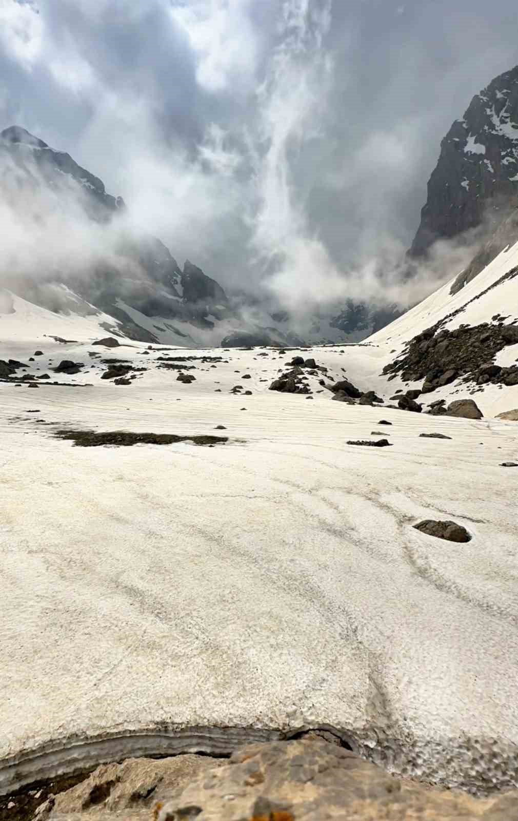 Saatlerce çektiği karlı dağların doğası mest etti: Görüntüler Alpler ve Himalayalar’ı aratmadı