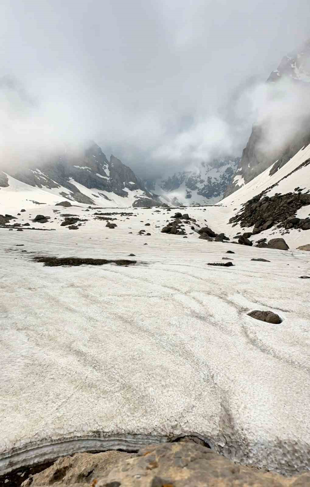 Saatlerce çektiği karlı dağların doğası mest etti: Görüntüler Alpler ve Himalayalar’ı aratmadı