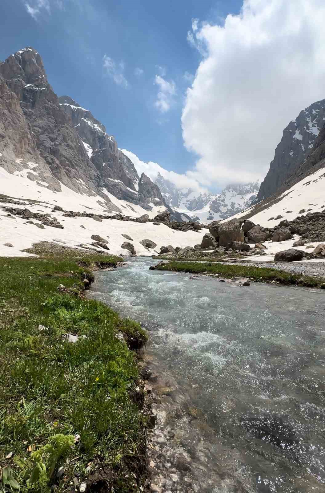 Saatlerce çektiği karlı dağların doğası mest etti: Görüntüler Alpler ve Himalayalar’ı aratmadı