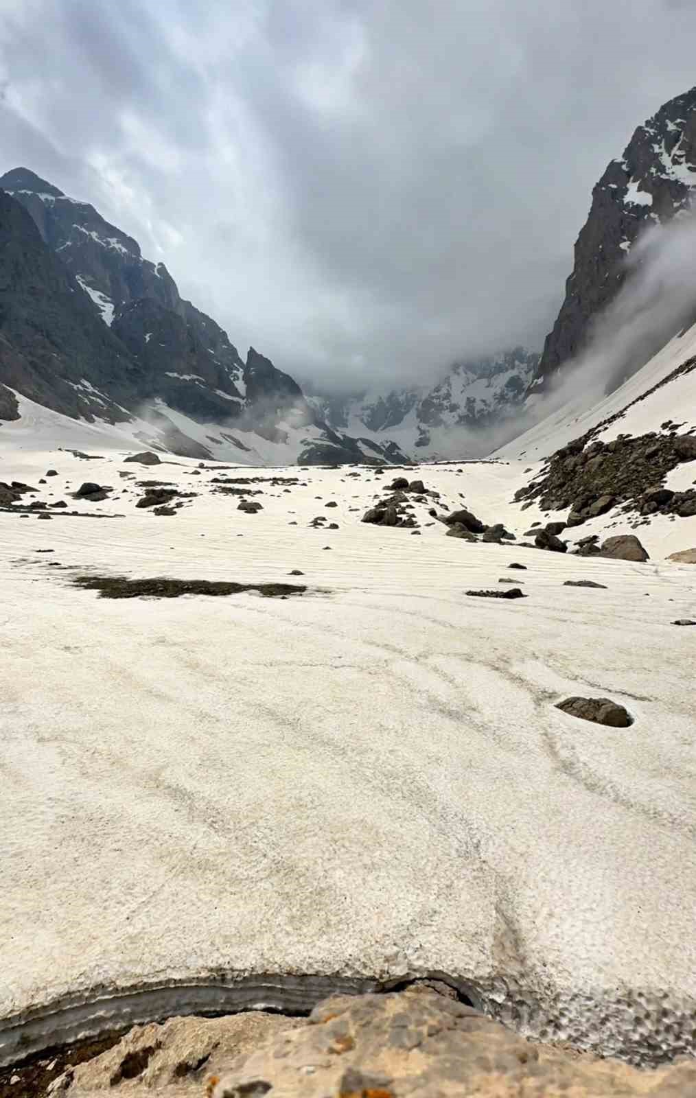 Saatlerce çektiği karlı dağların doğası mest etti: Görüntüler Alpler ve Himalayalar’ı aratmadı