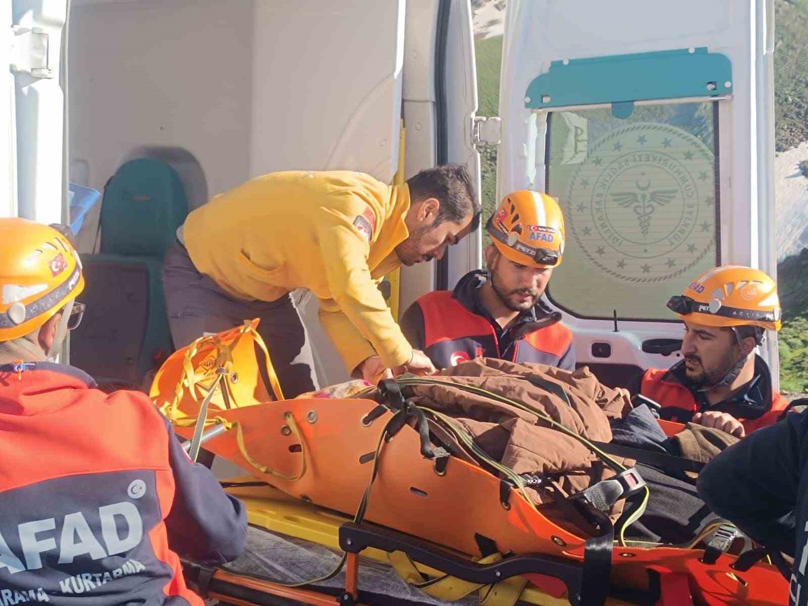 Van’da ot toplarken kayalıklardan düşen şahıs kurtarıldı