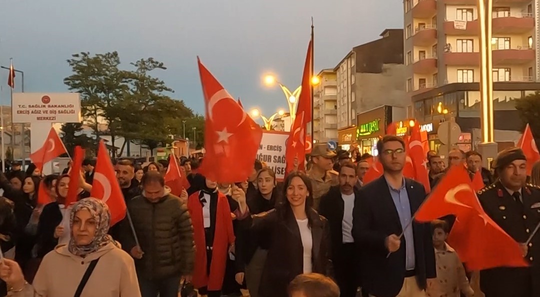 Erciş’te 19 Mayıs bayrak yürüyüşü yapıldı