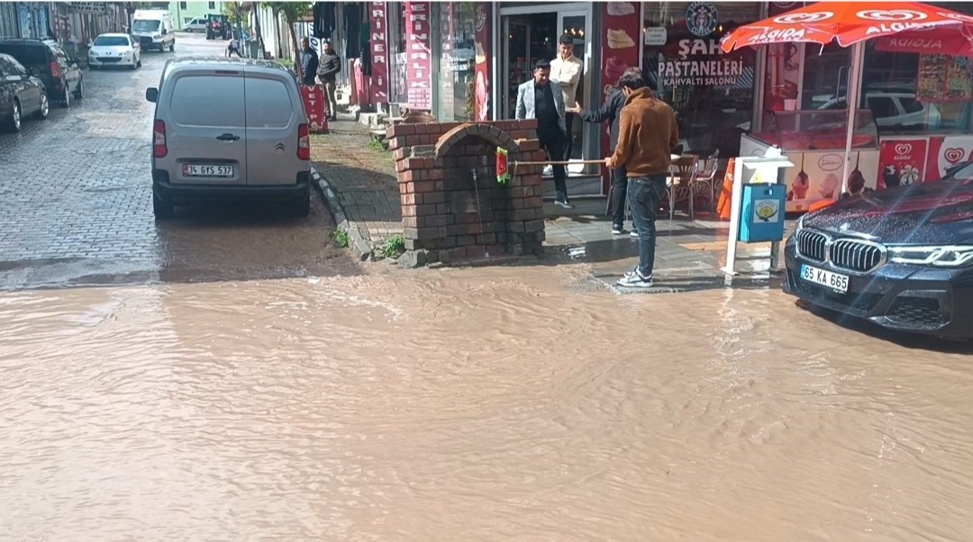 Özalp’te sağanak ve dolu yağışı