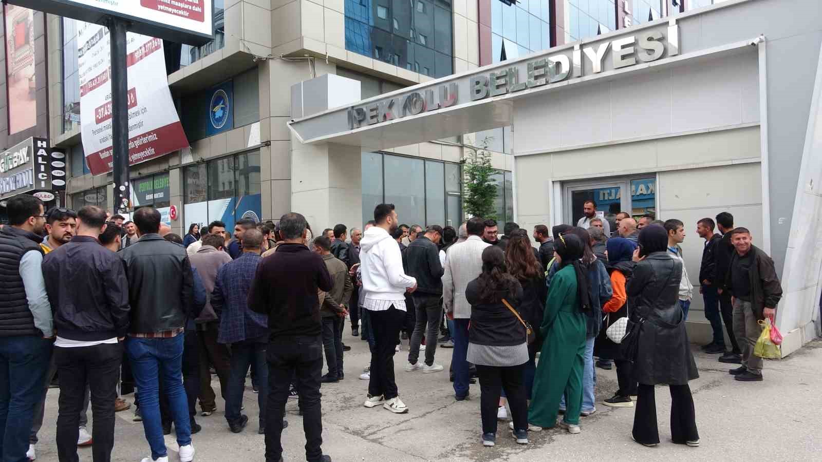 İpekyolu Belediyesinin 185 işçinin işine son vermesi protesto edildi