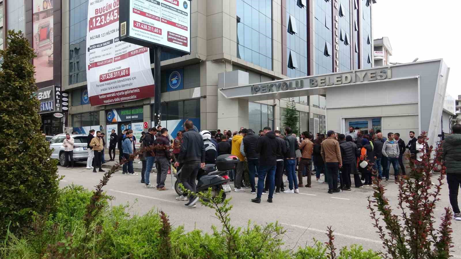 İpekyolu Belediyesinin 185 işçinin işine son vermesi protesto edildi