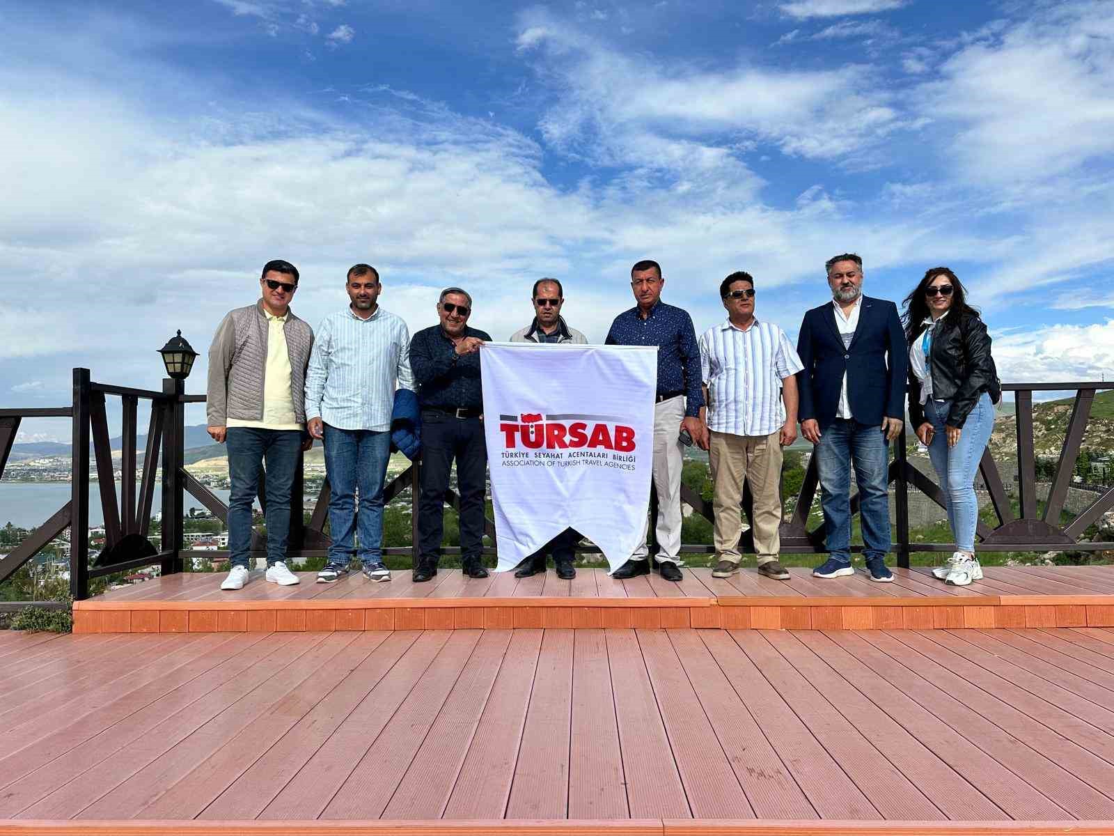 Iraklı turistler Van’ın tarihi ve turistik yerlerini gezdi