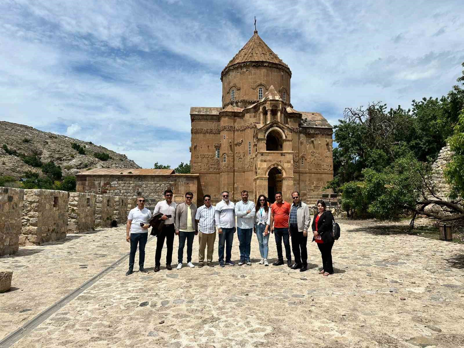 Iraklı turistler Van’ın tarihi ve turistik yerlerini gezdi