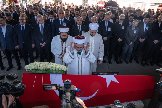 Tiyatro ve sinemanın usta ismi Ayten Gökçer son yolculuğuna uğurlandı