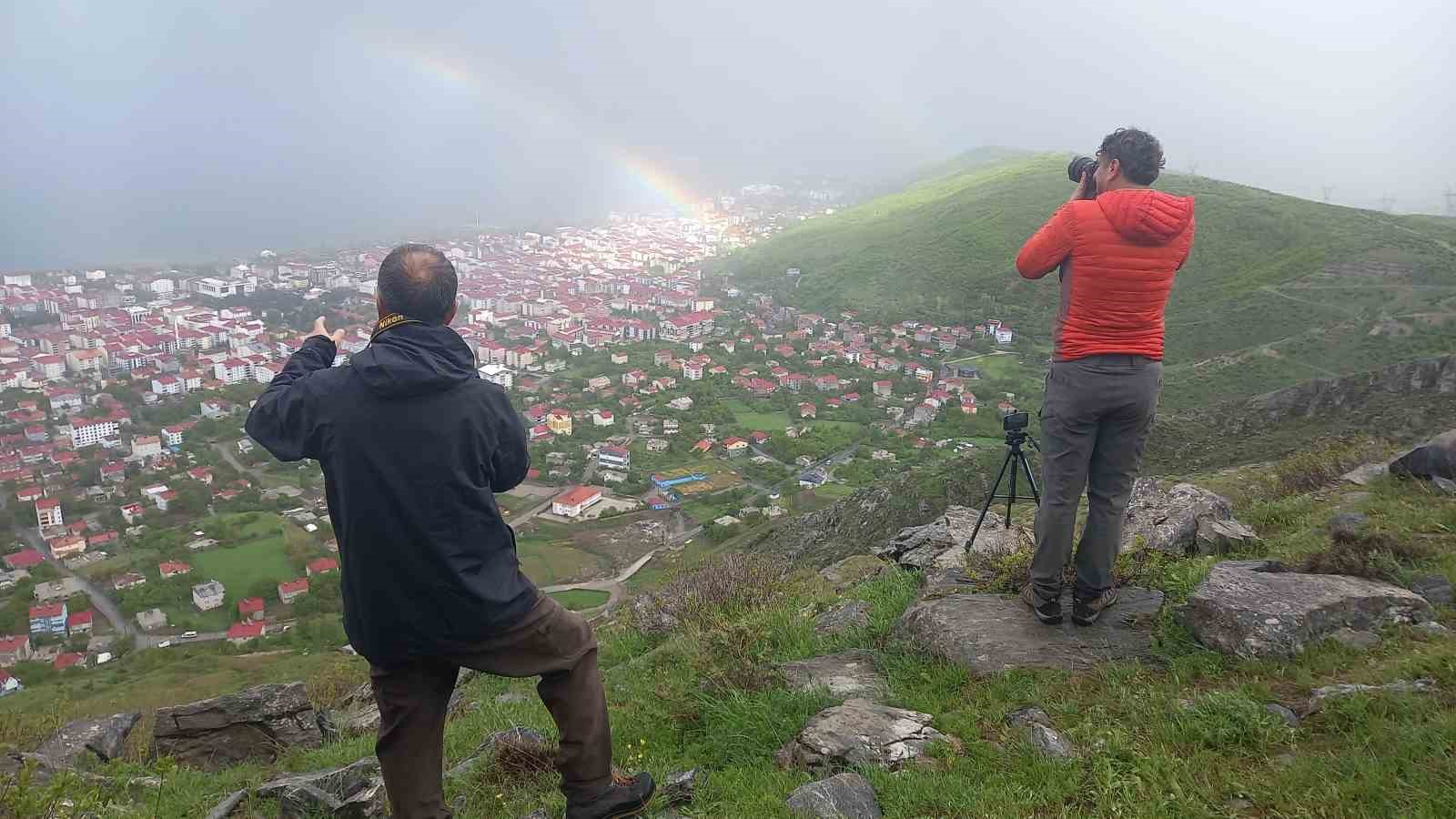 Yağmur ve dolu altında saatlerce “gökkuşağını” beklediler