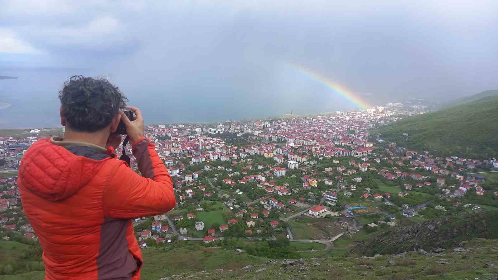 Yağmur ve dolu altında saatlerce “gökkuşağını” beklediler