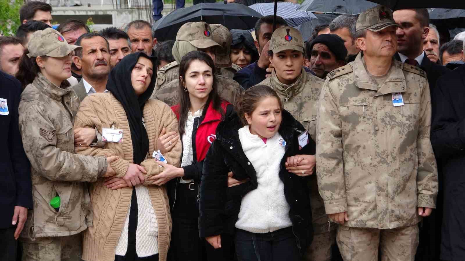 Yıldırım düşmesi sonucu şehit olan güvenlik korucusu gözyaşları arasında toprağa verildi