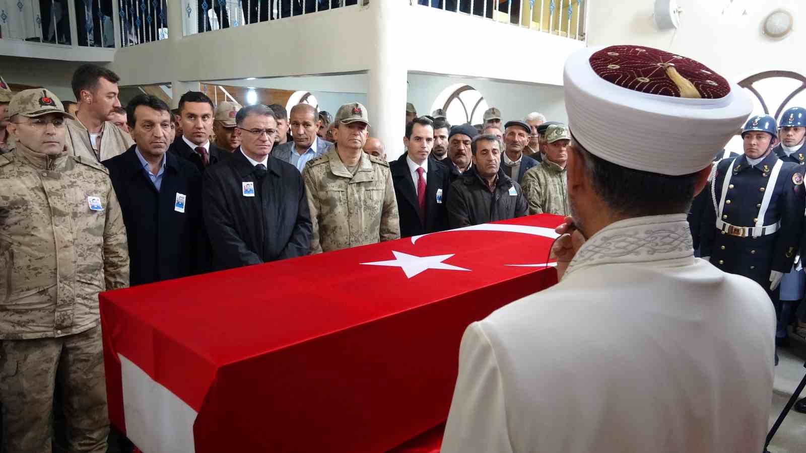 Yıldırım düşmesi sonucu şehit olan güvenlik korucusu gözyaşları arasında toprağa verildi